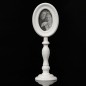 Rama foto ovala, picior inalt din lemn alb, design vintage decor masa, 21x16x44cm