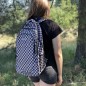 Rucsac elevi, capacitate 22 litri, 3 compartimente cu fermoar, geanta suplimentara, carouri alb-negru