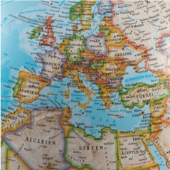 Glob geografic iluminat Gold Clasic 30 cm – harta fizica si politica, suport din lemn de fag