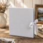 Album foto premium Velvet 500 poze 10x15 cm, catifea gri, file negre, inchidere panglica satinata Album foto premium Velvet 500 poze 10x15 cm, catifea gri, file negre, inchidere panglica satinata