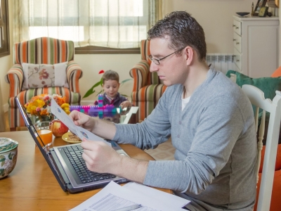 Cum sa lucrezi eficient de acasa daca ai copii: amenajarea biroului